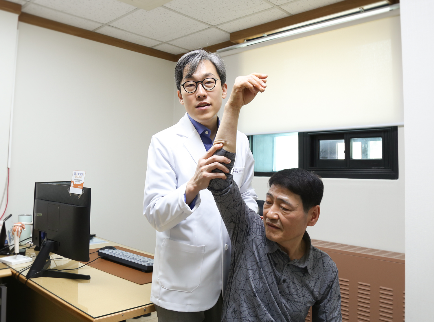 어깨 통증 나이 탓으로 방치했는데…‘오십견’ 아닌 ‘석회성건염’? [이투데이]