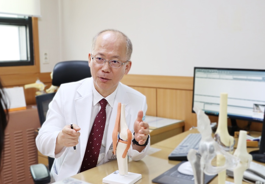 산행 후 갑작스러운 무릎 통증, 연골하 부전골절 살펴야 [메디포뉴스]